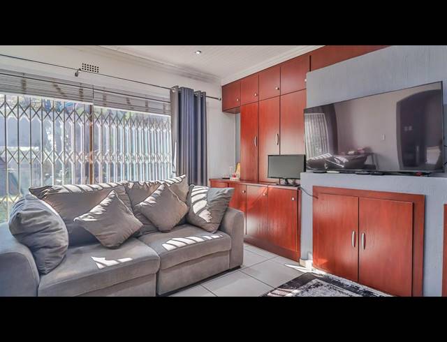 4 BEDROOM FREESTANDING FOR SALE IN BASSONIA
